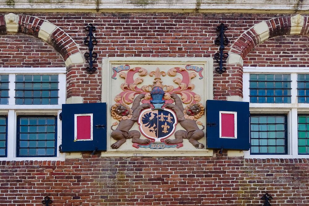 Beschilderd wapenreliëf uit 1650 aan de bakstenen gevel van de Waag in Workum