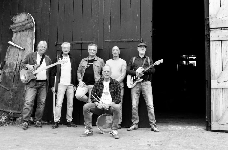 Bûter Brea Blues Band speelt op het centrale Plein De Merk in Workum tijdens de zomerconcertenreeks.