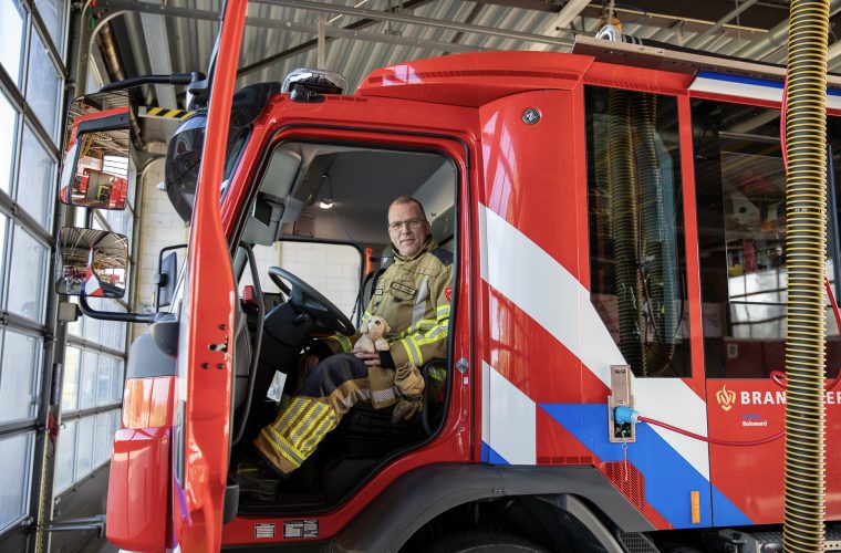 Brandweerman Anne de Jager leest Friestalig prentenboek voor aan kinderen in Bibliotheek Workum