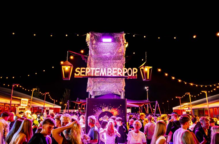 Uitzicht op het water in Workum tijdens het Septemberpop-festival met bezoekers en live muziekoptreden